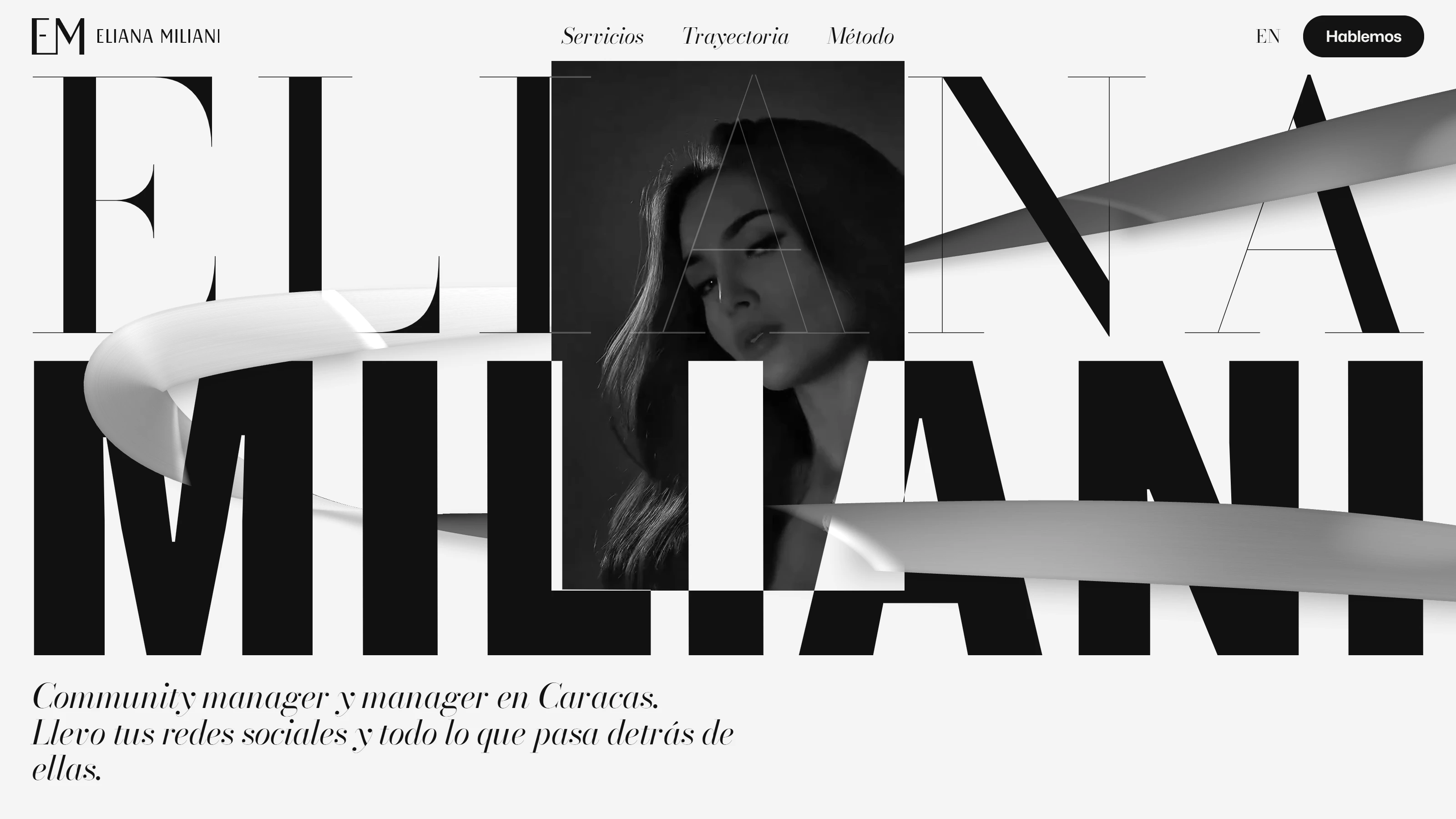 Portada de elianamiliani.com: su nombre de margen a margen en dos tipografías, su retrato en el centro y una cinta de satén que pasa por delante de unas letras y por detrás de otras
