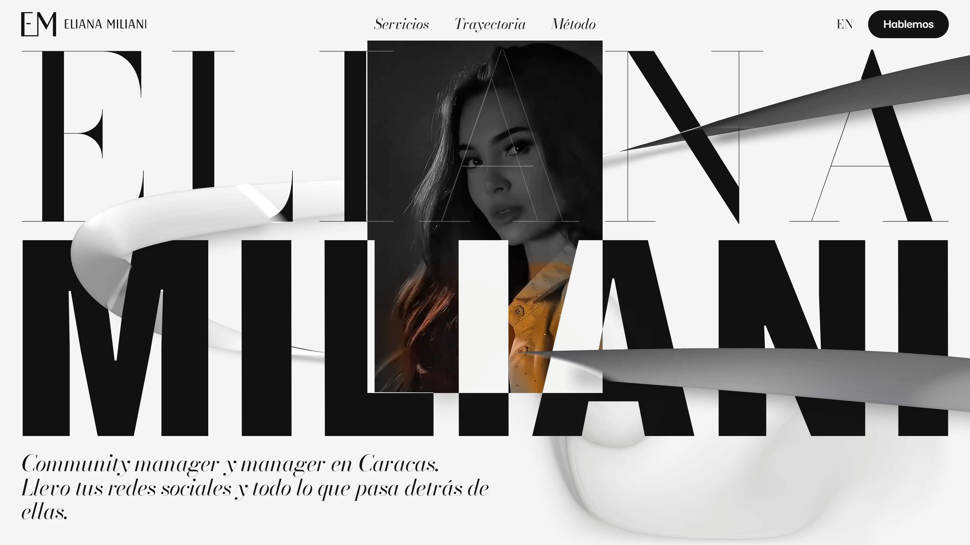 La misma portada con un trazo de tinta sobre el papel: dentro del trazo, el pie del retrato recupera el color de la tela y del pelo