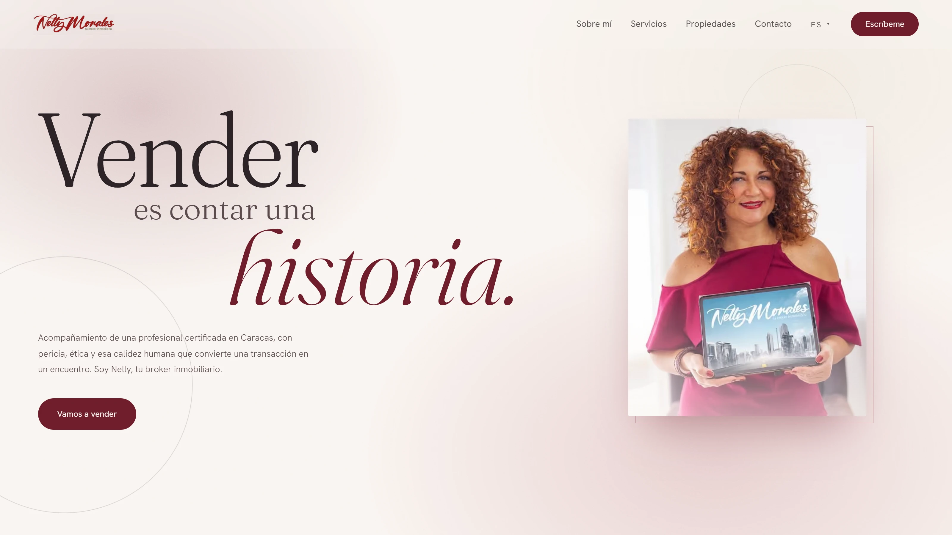 Portada del sitio de Nelly Morales: un titular con serifa en tres líneas, un párrafo, un botón y su retrato enmarcado sobre un fondo crema